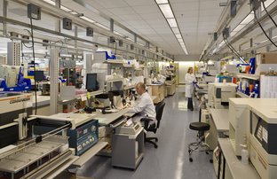 imgs/rotate/c_SoM_BloodCenter_LeanLab.jpg